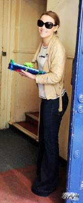 Kimberley_Walsh_outside_the_Theatre_Royal_18_05_12_281729.jpg