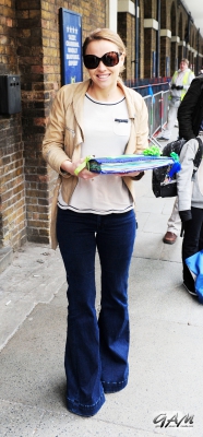 Kimberley_Walsh_outside_the_Theatre_Royal_18_05_12_28429.jpg