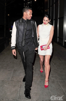 Cheryl_and_Kimberley_Leaving_a_London_restaurant_14_02_13_283729.jpg