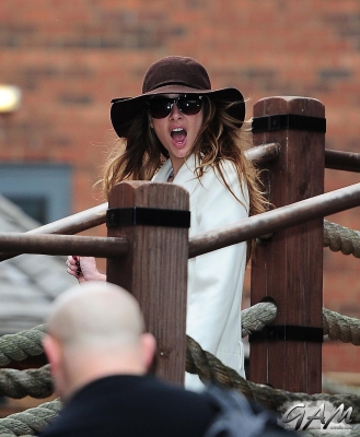 Sarah_and_Nadine_leaving_a_hotel_in_Newcastle_22_02_13_281629.jpg
