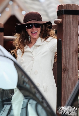 Sarah_and_Nadine_leaving_a_hotel_in_Newcastle_22_02_13_281829.jpg