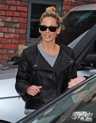 Sarah_and_Nadine_leaving_a_hotel_in_Newcastle_22_02_13_28529.jpg