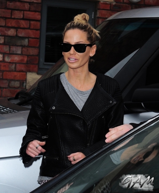 Sarah_and_Nadine_leaving_a_hotel_in_Newcastle_22_02_13_28629.jpg