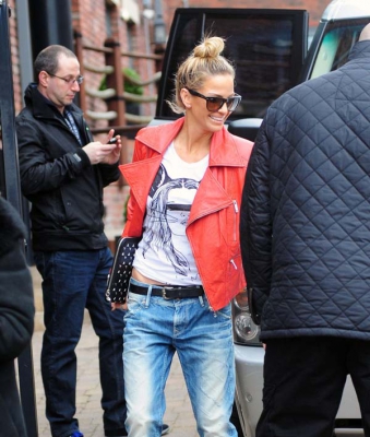 Sarah_and_Nadine_leaving_their_hotel2C_Newcastle_21_02_13_28929.jpg