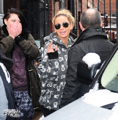 Sarah_Harding_meeting_fans_in_Newcastle_23_02_13_28329.jpg