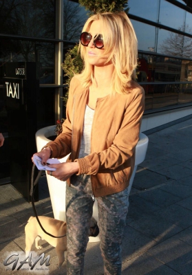 Sarah_and_Nadine_leaving_a_hotel_in_Birmingham_27_02_13_281029.jpg
