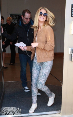 Sarah_and_Nadine_leaving_a_hotel_in_Birmingham_27_02_13_281129.jpg