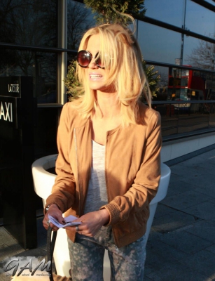 Sarah_and_Nadine_leaving_a_hotel_in_Birmingham_27_02_13_281229.jpg