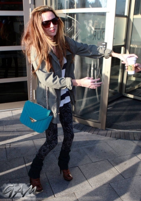 Sarah_and_Nadine_leaving_a_hotel_in_Birmingham_27_02_13_28129.jpg