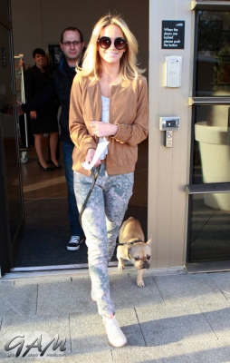 Sarah_and_Nadine_leaving_a_hotel_in_Birmingham_27_02_13_281329.jpg