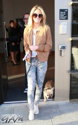 Sarah_and_Nadine_leaving_a_hotel_in_Birmingham_27_02_13_281429.jpg