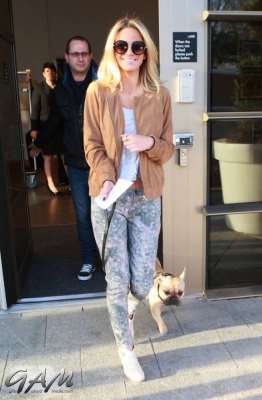 Sarah_and_Nadine_leaving_a_hotel_in_Birmingham_27_02_13_281529.jpg
