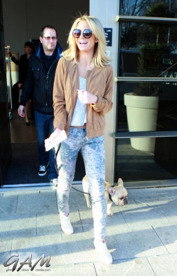 Sarah_and_Nadine_leaving_a_hotel_in_Birmingham_27_02_13_281629.jpg