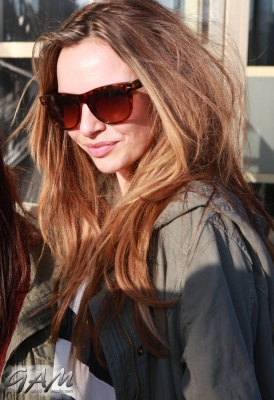 Sarah_and_Nadine_leaving_a_hotel_in_Birmingham_27_02_13_281729.jpg