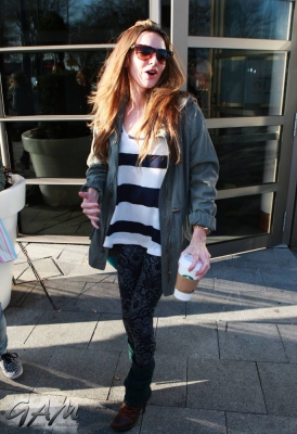 Sarah_and_Nadine_leaving_a_hotel_in_Birmingham_27_02_13_28229.jpg