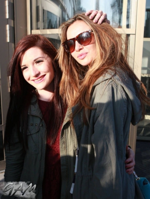 Sarah_and_Nadine_leaving_a_hotel_in_Birmingham_27_02_13_28329.jpg