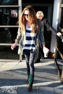 Sarah_and_Nadine_leaving_a_hotel_in_Birmingham_27_02_13_28429.jpg