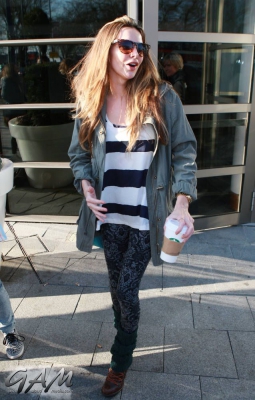 Sarah_and_Nadine_leaving_a_hotel_in_Birmingham_27_02_13_28529.jpg