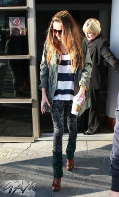 Sarah_and_Nadine_leaving_a_hotel_in_Birmingham_27_02_13_28629.jpg