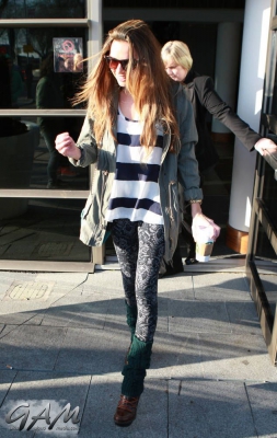 Sarah_and_Nadine_leaving_a_hotel_in_Birmingham_27_02_13_28729.jpg