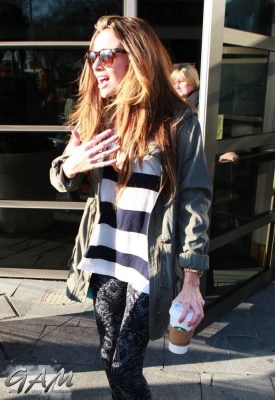Sarah_and_Nadine_leaving_a_hotel_in_Birmingham_27_02_13_28829.jpg
