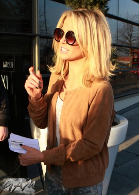 Sarah_and_Nadine_leaving_a_hotel_in_Birmingham_27_02_13_28929.jpg
