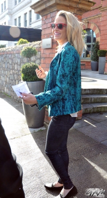 Sarah_Harding_meets_fans_outside_her_hotel2C_Dublin_15_03_13_281029.jpg
