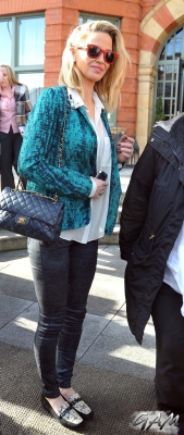 Sarah_Harding_meets_fans_outside_her_hotel2C_Dublin_15_03_13_281229.jpg