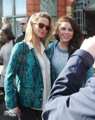 Sarah_Harding_meets_fans_outside_her_hotel2C_Dublin_15_03_13_281429.jpg