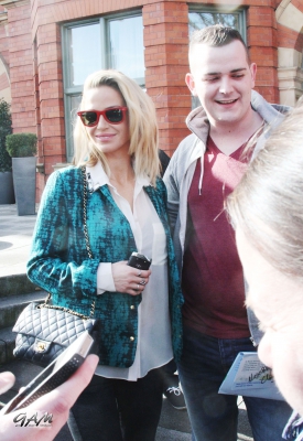 Sarah_Harding_meets_fans_outside_her_hotel2C_Dublin_15_03_13_281729.jpg