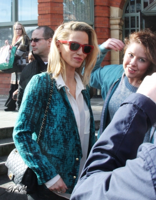 Sarah_Harding_meets_fans_outside_her_hotel2C_Dublin_15_03_13_282229.jpg