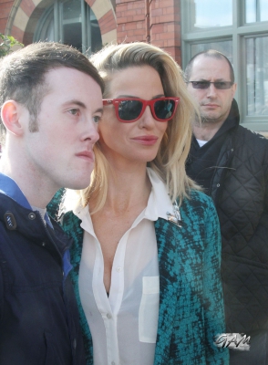 Sarah_Harding_meets_fans_outside_her_hotel2C_Dublin_15_03_13_28529.jpg