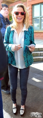 Sarah_Harding_meets_fans_outside_her_hotel2C_Dublin_15_03_13_28629.jpg