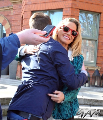 Sarah_Harding_meets_fans_outside_her_hotel2C_Dublin_15_03_13_28729.jpg