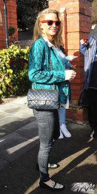 Sarah_Harding_meets_fans_outside_her_hotel2C_Dublin_15_03_13_28929.jpg