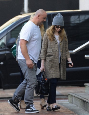 Nicola_arriving_at_the_Lowry_Hotel_05_03_13_28129.jpg