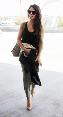 Cheryl_arriving_Lax_airport_11_04_13_28129.jpg