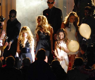 Girls_Aloud_filming_Kit_Kat_18_03_08_62.jpg