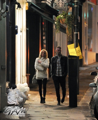 Sarah_Harding_and_boyfriend_leaving_a_cinema2C_London_12_04_13_281029.jpg