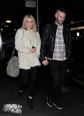Sarah_Harding_and_boyfriend_leaving_a_cinema2C_London_12_04_13_2810329.jpg