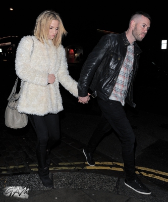 Sarah_Harding_and_boyfriend_leaving_a_cinema2C_London_12_04_13_2810529.jpg