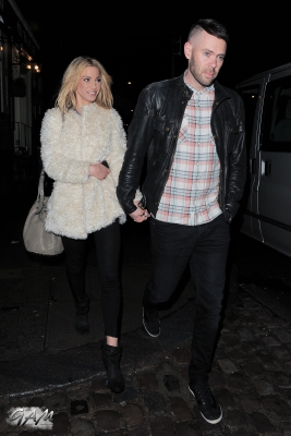 Sarah_Harding_and_boyfriend_leaving_a_cinema2C_London_12_04_13_2811229.jpg