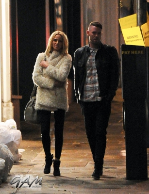 Sarah_Harding_and_boyfriend_leaving_a_cinema2C_London_12_04_13_283429.jpg