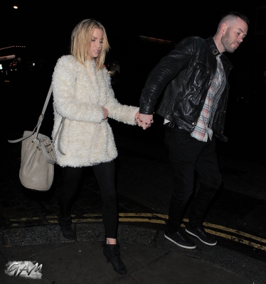 Sarah_Harding_and_boyfriend_leaving_a_cinema2C_London_12_04_13_283529.jpg