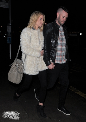 Sarah_Harding_and_boyfriend_leaving_a_cinema2C_London_12_04_13_285729.jpg