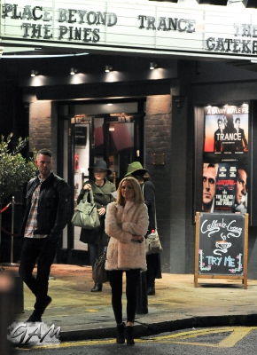 Sarah_Harding_and_boyfriend_leaving_a_cinema2C_London_12_04_13_285929.jpg