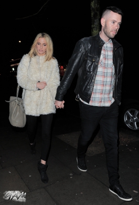 Sarah_Harding_and_boyfriend_leaving_a_cinema2C_London_12_04_13_286329.jpg