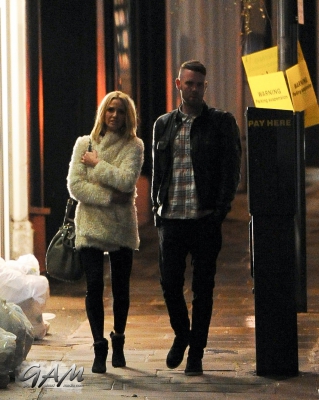 Sarah_Harding_and_boyfriend_leaving_a_cinema2C_London_12_04_13_28729.jpg