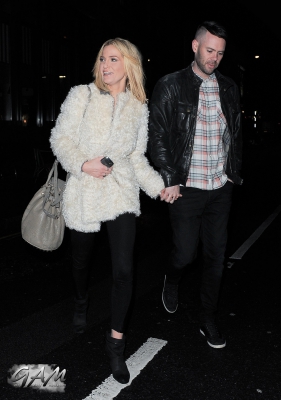 Sarah_Harding_and_boyfriend_leaving_a_cinema2C_London_12_04_13_287529.jpg