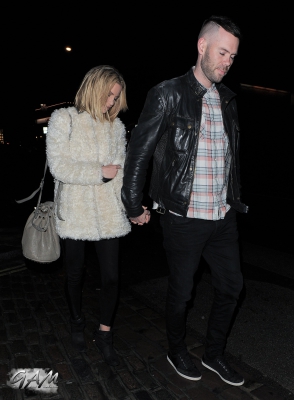 Sarah_Harding_and_boyfriend_leaving_a_cinema2C_London_12_04_13_288829.jpg